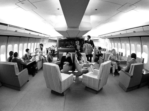 747-gallery-united-1970-photo-lounge.jpg 