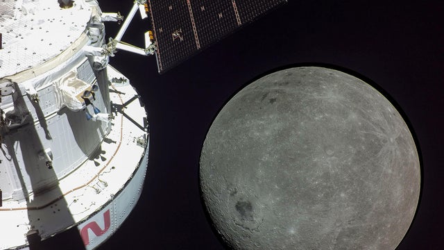 112122-moon-large-1500.jpg 