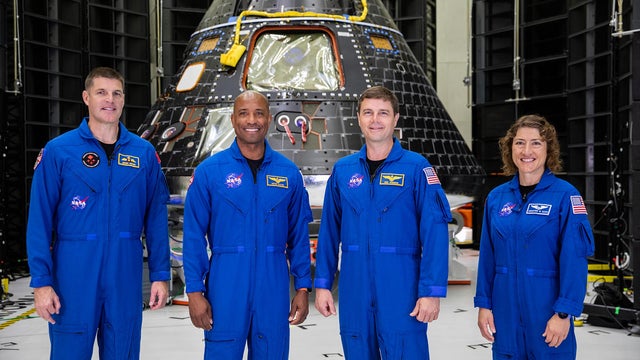 010924-artemis2-crew.jpg 