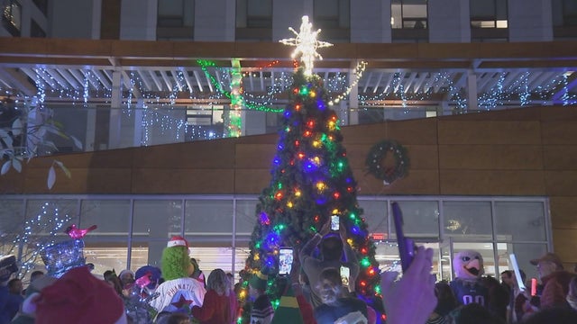 nikki-raw-rmhc-tree-lighting-bs-121024-frame-6875.jpg 