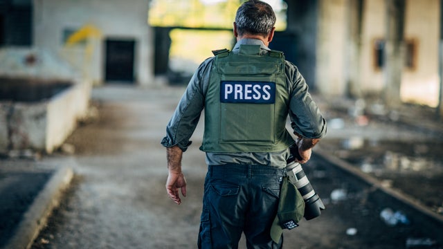 Journalist making reportage 
