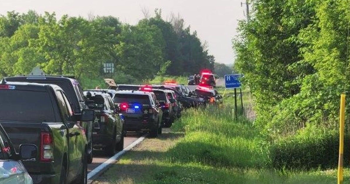Man on the run after threatening deputies with crossbow, sheriff's office says 